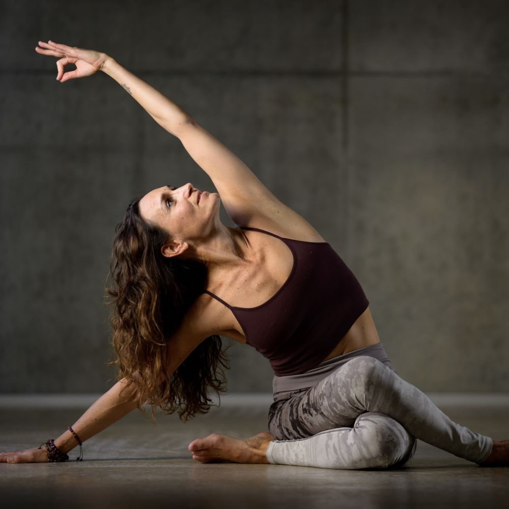 professeur de yoga donnant un cours à lyon