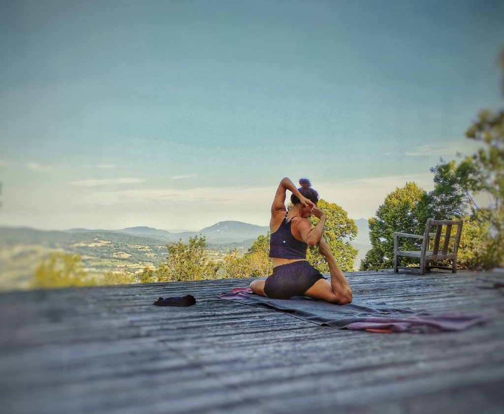 pose de yoga lors d'une retraite près de Lyon