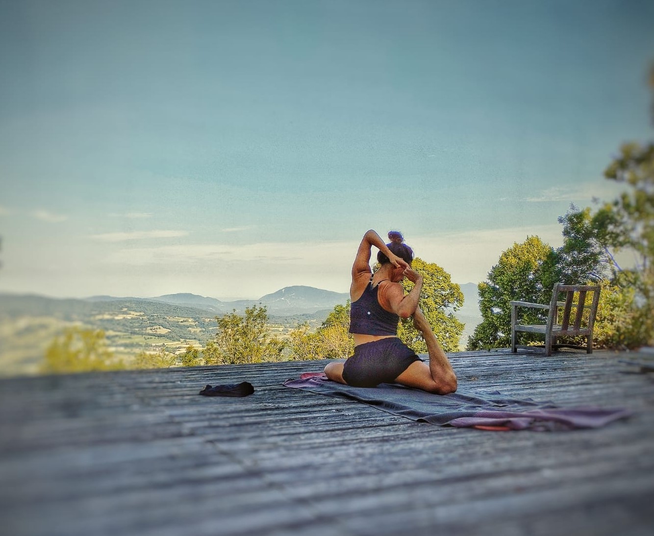 pose de yoga lors d'une retraite près de Lyon