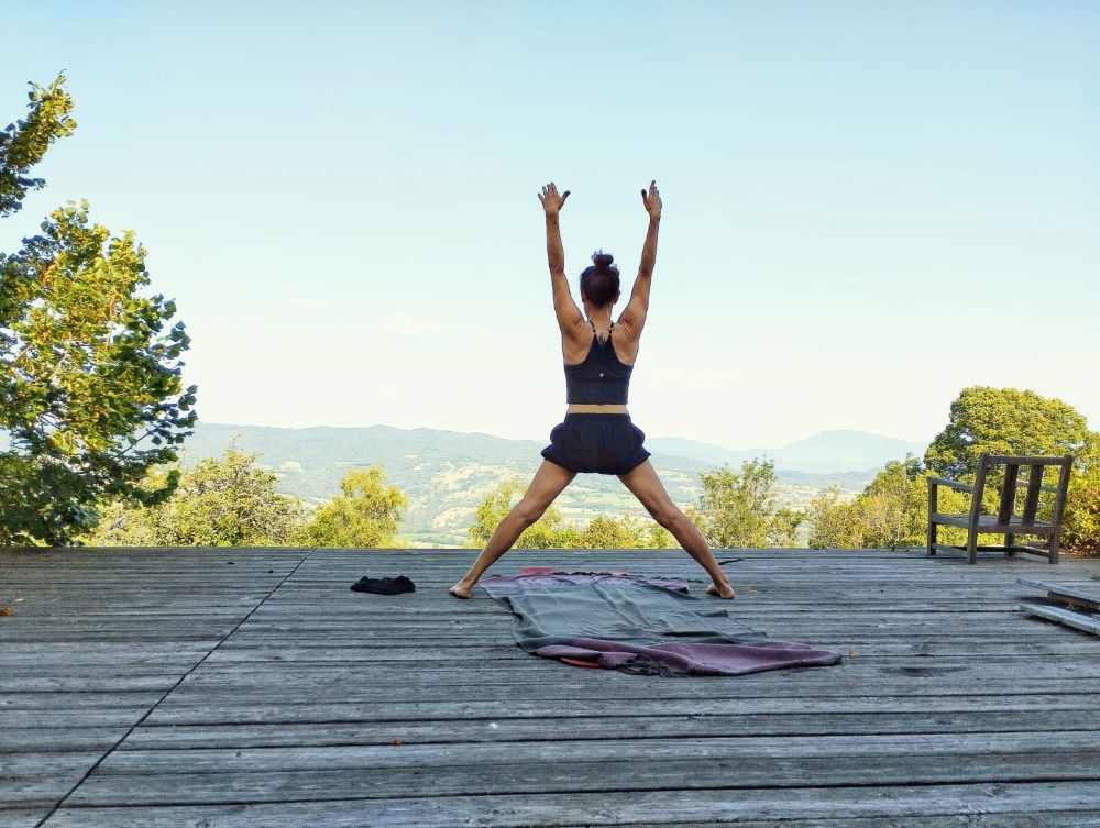 pratique du yoga en pleine nature lors d'une retraite autour de Lyon