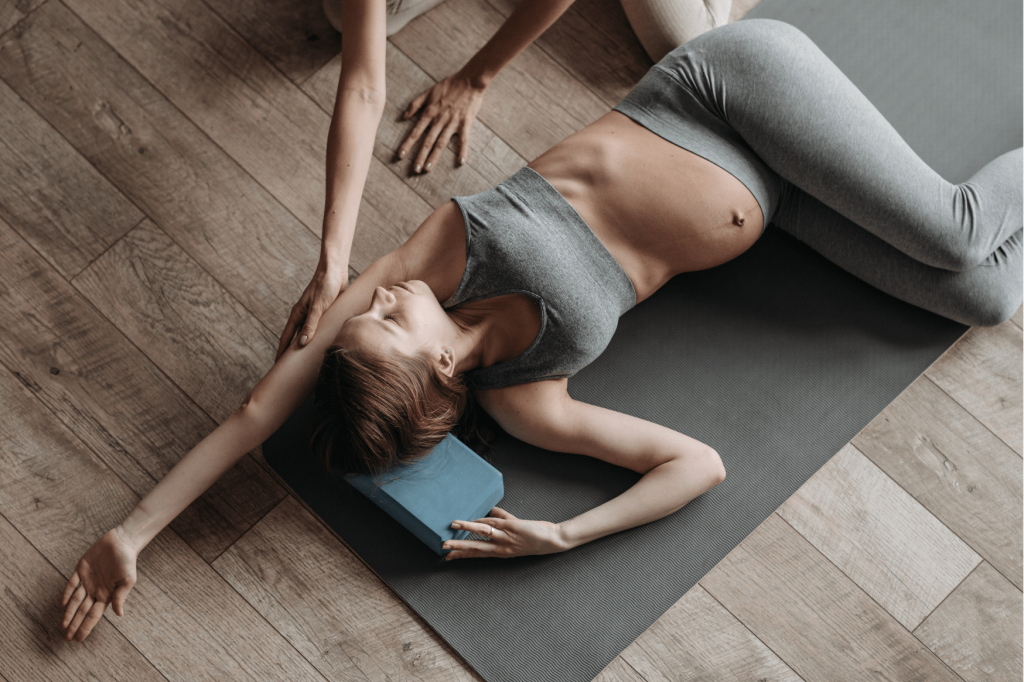 femme enceinte pratiquant du yoga selon la méthode de gasquet à lyon