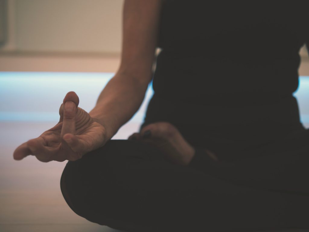 femme pratiquant le pranayama assise